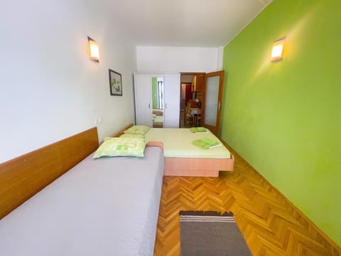 Wohnung in Jadranovo mit Grill und Garten