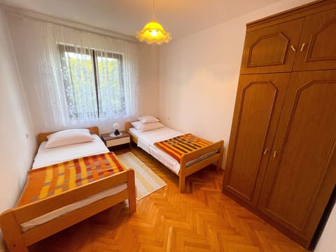 Gesamte Wohnung in Jadranovo mit Grill und Garten