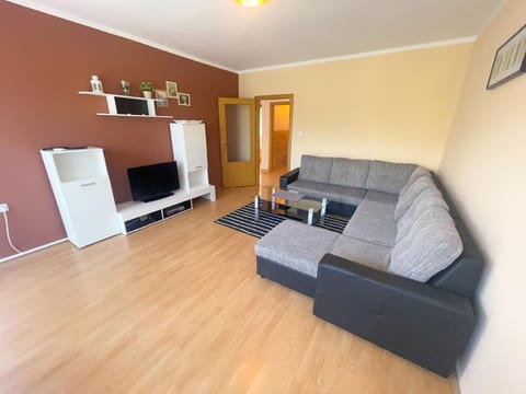 Appartement in Jadranovo mit Garten, Terrasse und Grill