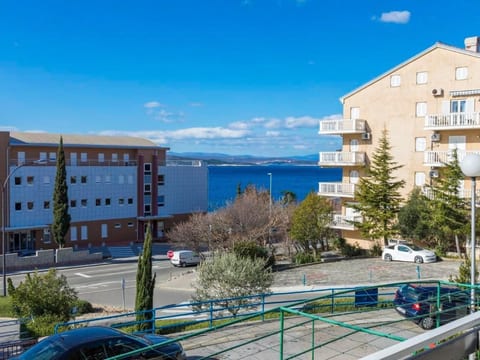 Appartement in Crikvenica mit Möbliertem Balkon