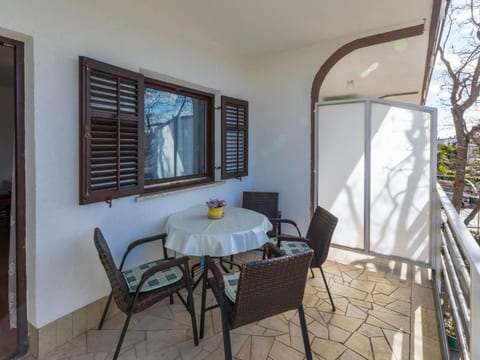 Appartement in Crikvenica mit Möbliertem Balkon