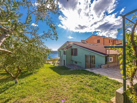 Appartement in Crikvenica mit Großem Garten