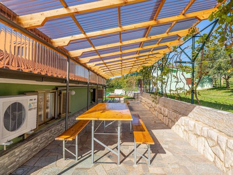 Appartement in Crikvenica mit Großem Garten
