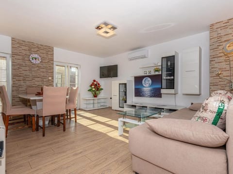 Nette Ferienwohnung in Crikvenica mit Grill und Strand in der Nähe