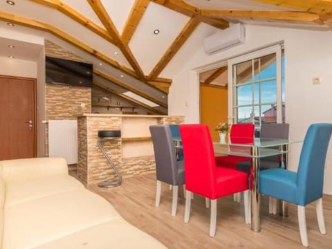 Appartement in Crikvenica mit Terrasse und Grill und Nah am Strand