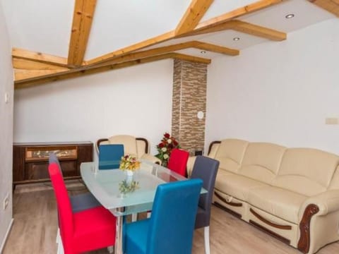 Appartement in Crikvenica mit Terrasse und Grill und Nah am Strand