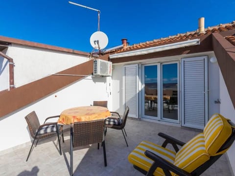 Wohnung in Crikvenica mit Möbliertem Balkon