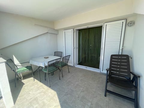 Wohnung in Crikvenica mit Möbliertem Balkon
