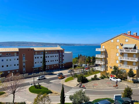 Wohnung in Crikvenica mit Möbliertem Balkon