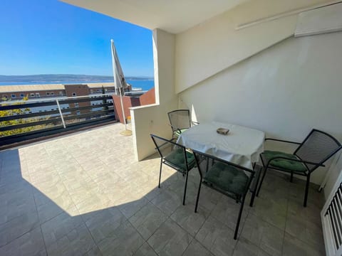 Wohnung in Crikvenica mit Möbliertem Balkon