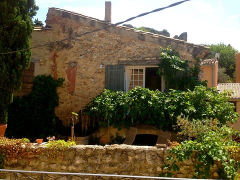 Provenzalisches Haus aus Naturstein in Gigondas