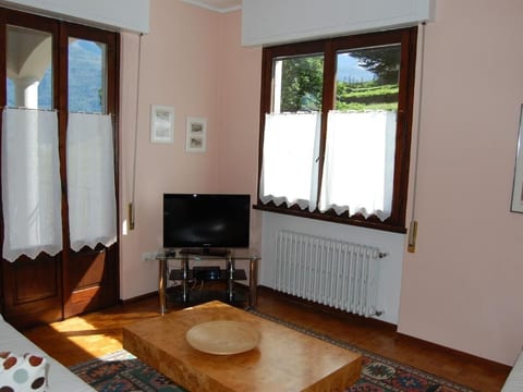 Wohnung Annetta mit Sicht auf See und Berge