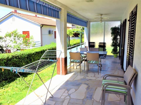 mit einer überdachten Terrasse