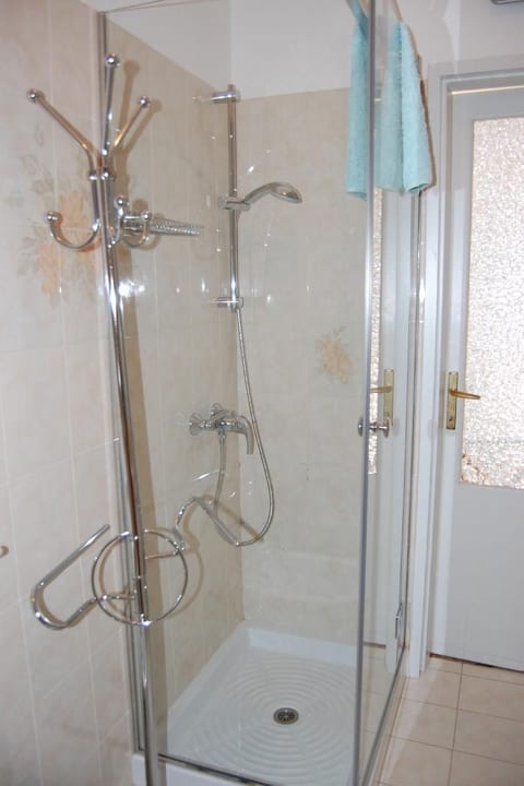 Wohnung Annetta mit Sicht auf See und Berge 75 m²