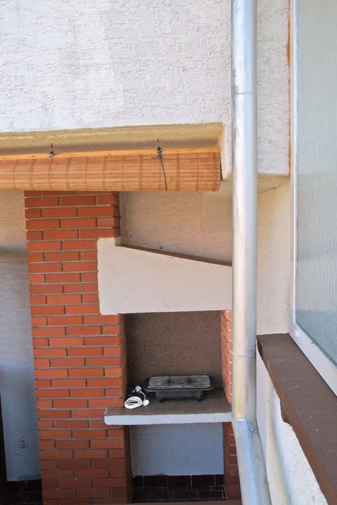 Wohnung in Njivice mit Terrasse und Garten