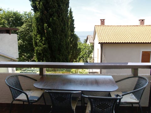Wohnung in Njivice mit Terrasse und Garten
