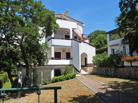 Wohnung in Njivice mit Terrasse und Garten