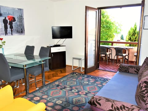 Wohnung in Njivice mit Terrasse und Garten