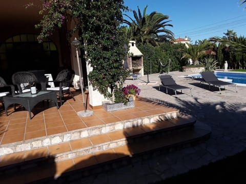 mit Pool am Meer