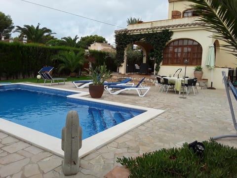 mit Pool am Meer