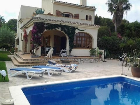mit Pool am Meer