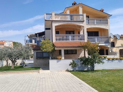 Hübsche Ferienwohnung mit geräumigem Balkon