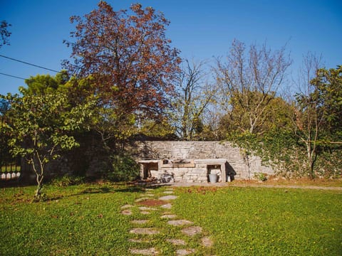 Renovierte Ferienwohnung in Karlovići mit Terrasse, Grill und gemeinsamem Pool