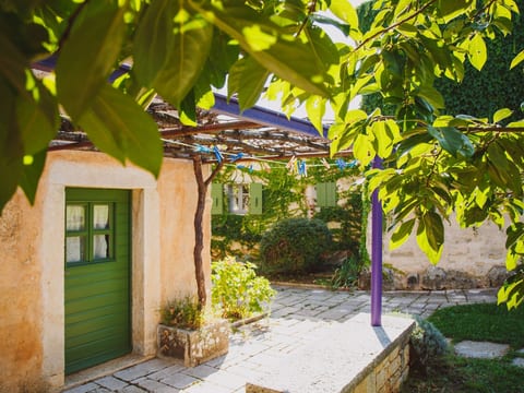 Renovierte Ferienwohnung in Karlovići mit Terrasse, Grill und gemeinsamem Pool