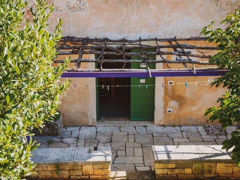 Renovierte Ferienwohnung in Karlovići mit Terrasse, Grill und gemeinsamem Pool
