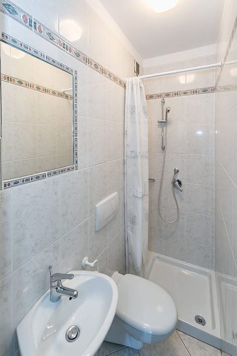Helle und luftige Ferienwohnung in erster Reihe zum Meer, mit einem privaten Ba