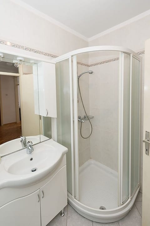 Helle und luftige Ferienwohnung in erster Reihe zum Meer, mit einem privaten Ba