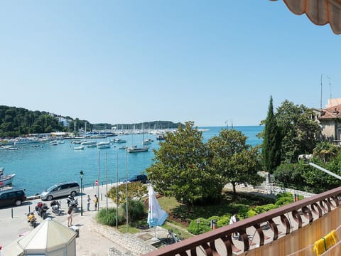 Helle und luftige Ferienwohnung in erster Reihe zum Meer, mit einem privaten Ba