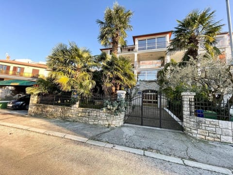 Wohnung in Rovinj mit Garten, Terrasse und Grill