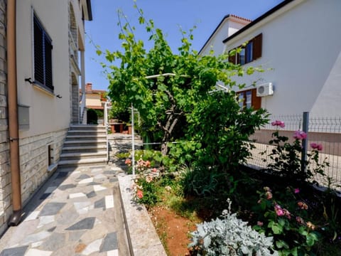 Modernes Apartment in Novigrad mit privatem Parkplatz