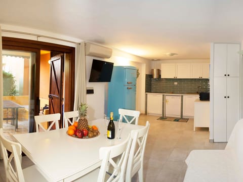 Große Drei-Zimmer-Wohnung am Golf von Marinella