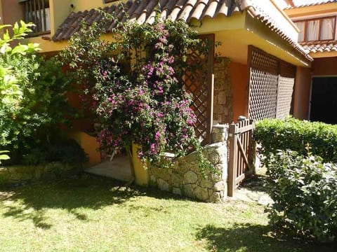 Große Drei-Zimmer-Wohnung am Golf von Marinella