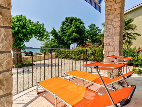 Moderne Ferienwohnung mit Balkon direkt am Strand
