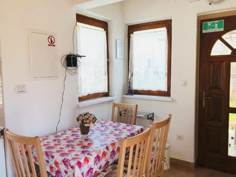 Schöne Wohnung in Babići mit Kleiner Terrasse