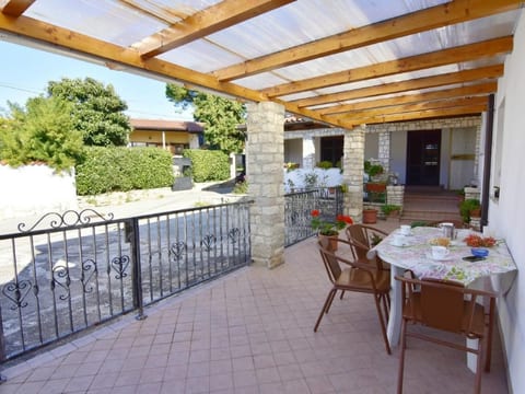 in Zambratija mit Terrasse