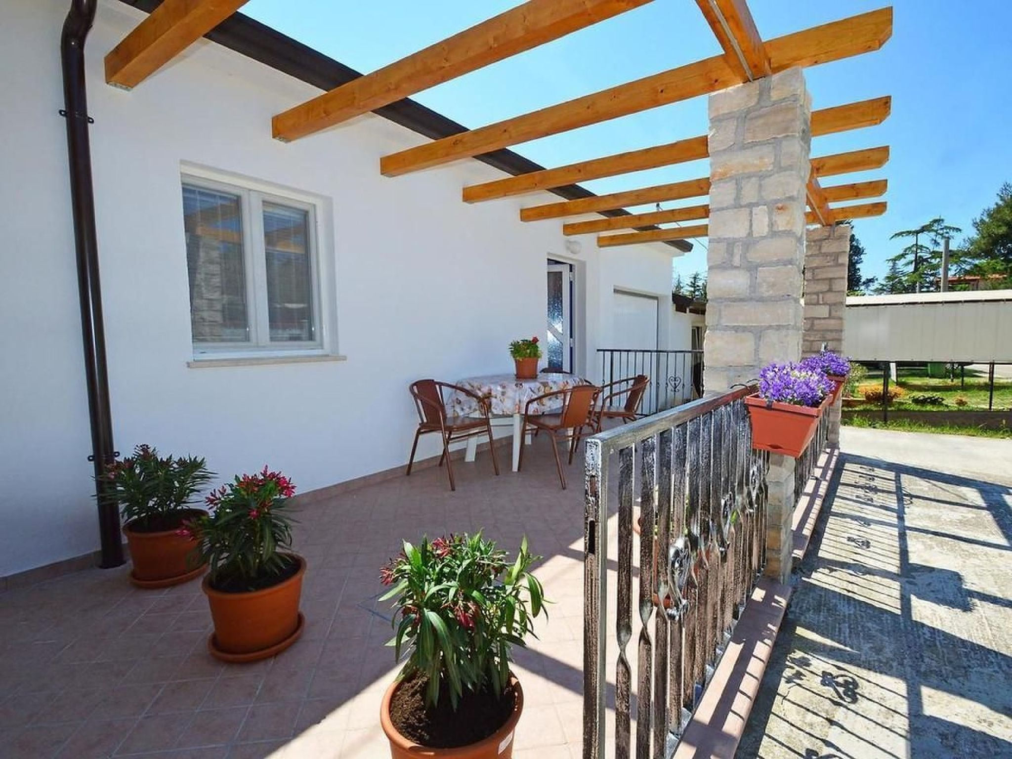 in Zambratija mit Terrasse