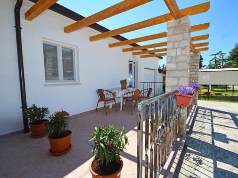 in Zambratija mit Terrasse
