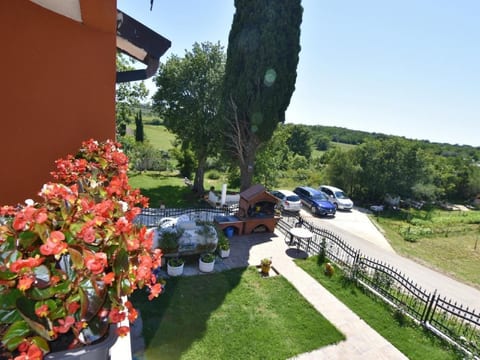 Klimatisierte Wohnung in Valica mit Großem Garten
