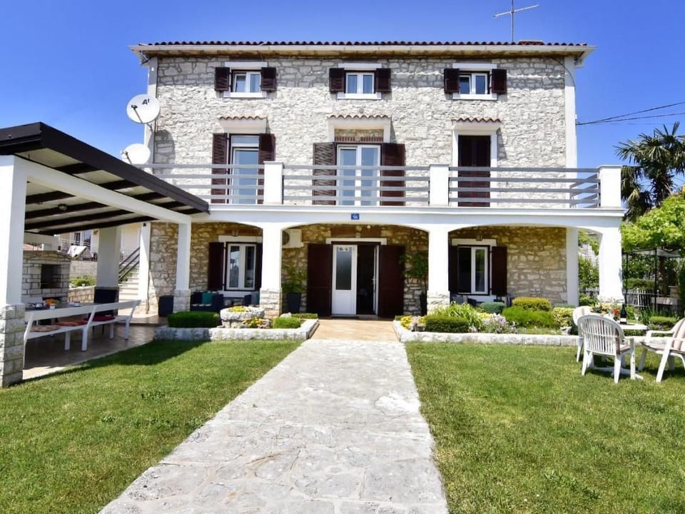 Große Wohnung in Umag mit Großem Garten und Meerblick - Umag