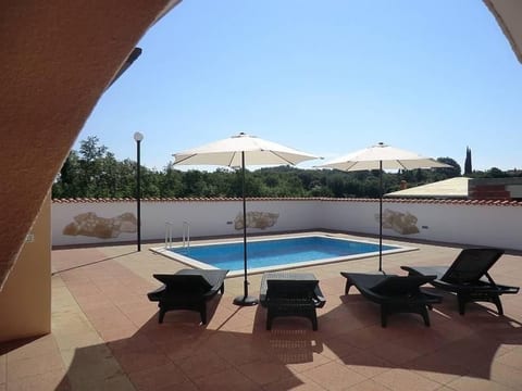 mit Pool, Terrasse und Parkplatz