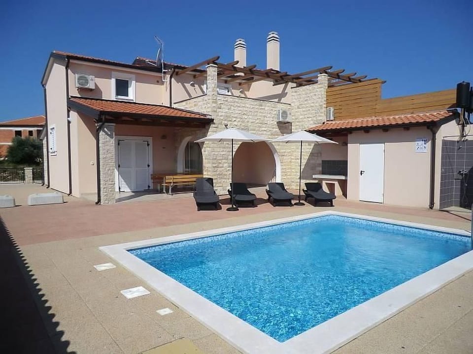 con piscina, terraza y aparcamiento - Buje
