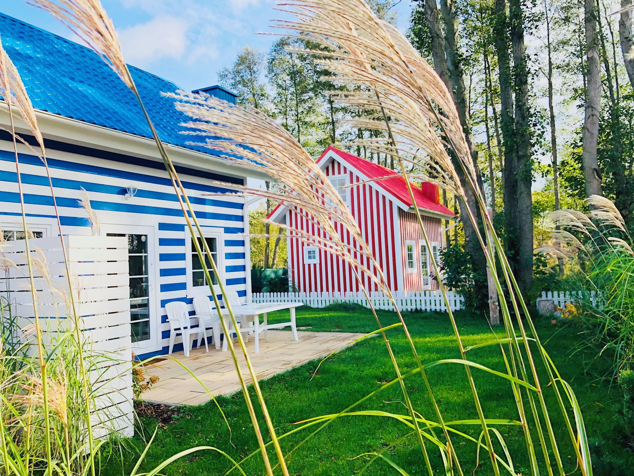 Haus in einer ruhigen Straße, in der Nähe des Waldes und des Meeres