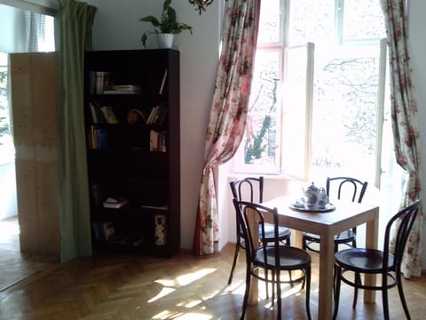 Wohnung in Hernals mit Garten- und Strassenblick