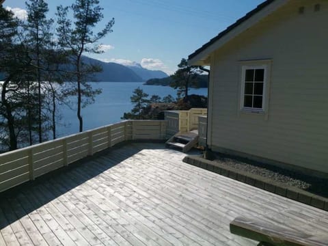 mit Blick auf das Wasser