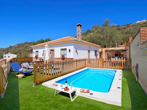 Ganzes Haus in Comares mit abschließbarem Parkplatz