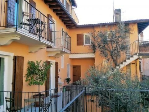 'Ca' due Olivi' mit Terrasse